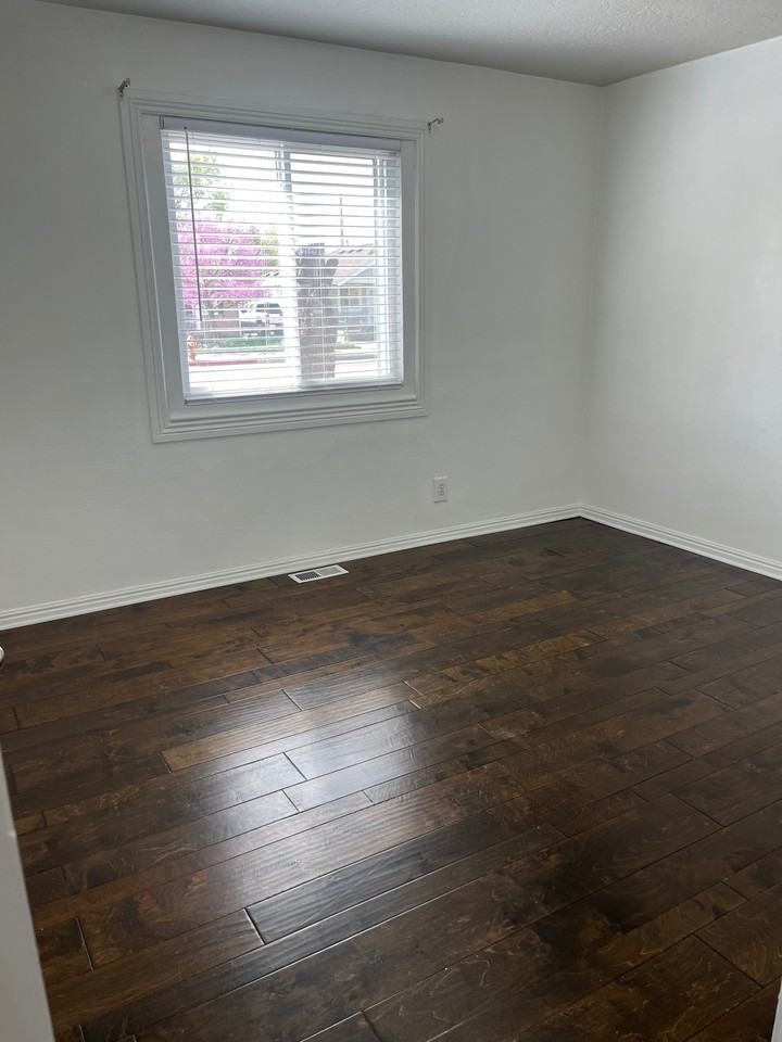 221 E St - Photo 3 of 20