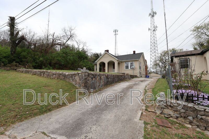 504 W 6th St - Photo 2 of 30