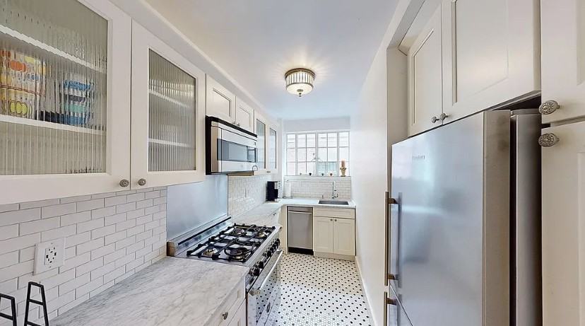 325 E 41st St #804 - Photo 4 of 11