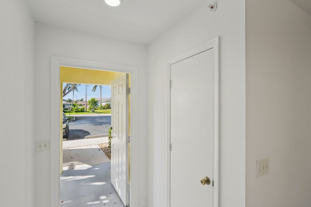 4616 Sw 8Th Pl - Photo 5 of 29