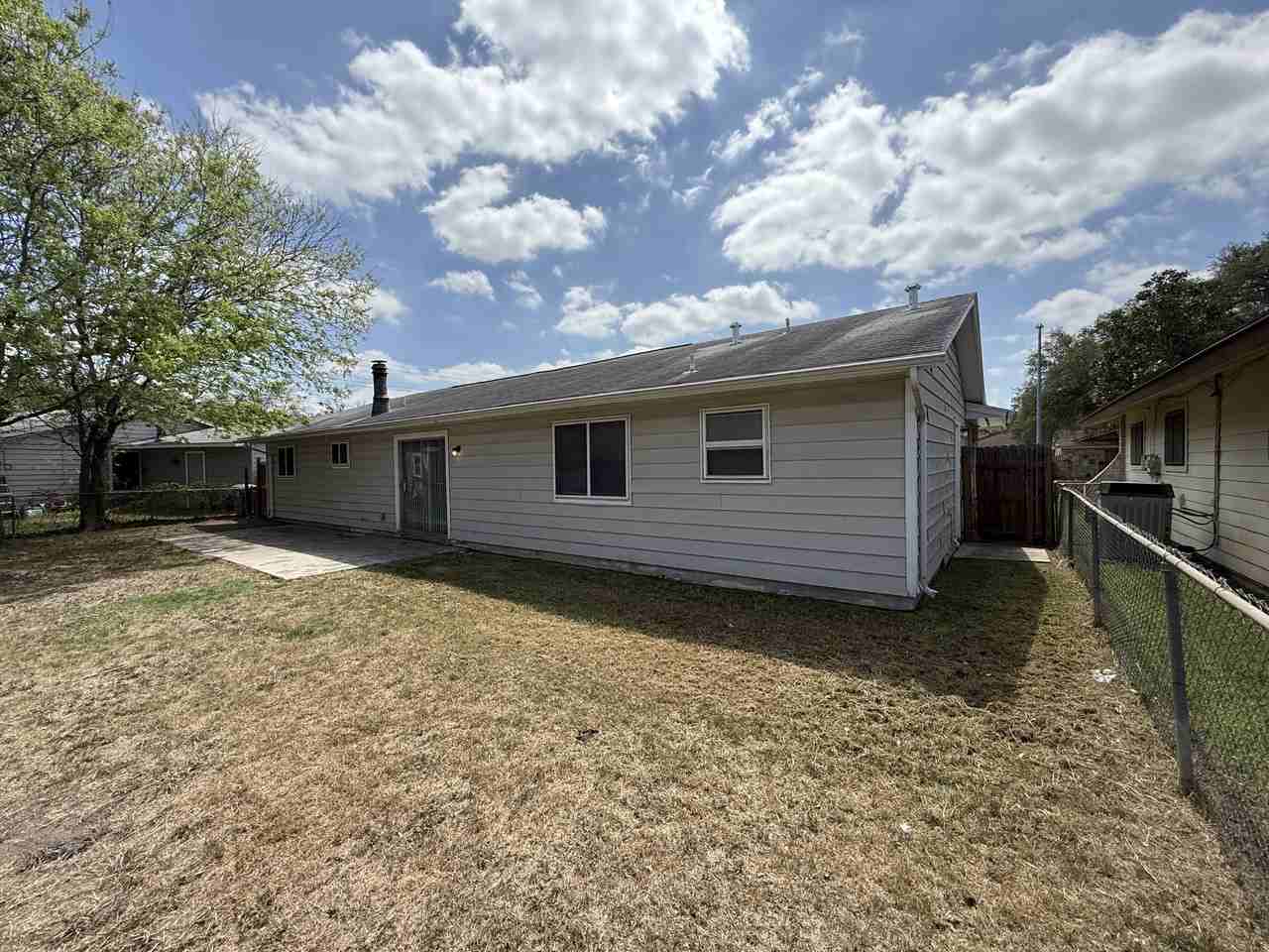 5015 David Scott Dr - Photo 3 of 17