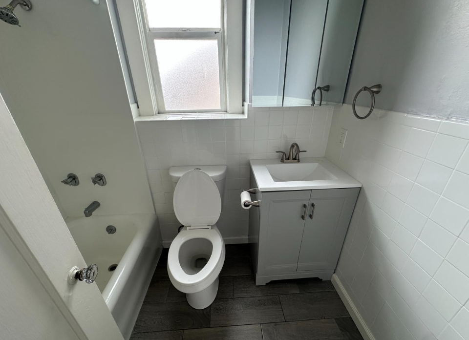 924 Fulton St - Photo 3 of 4