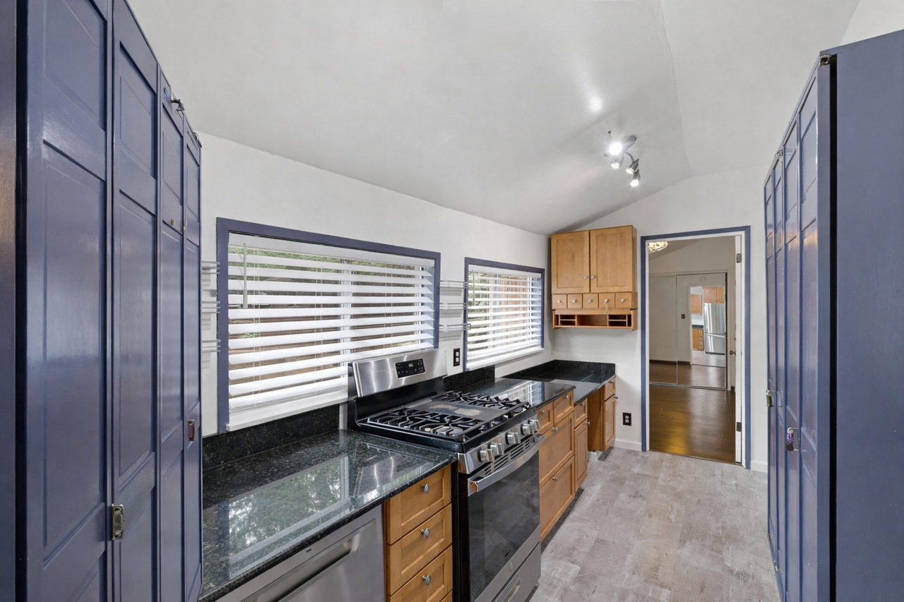 380 River Rd - Photo 6 of 23