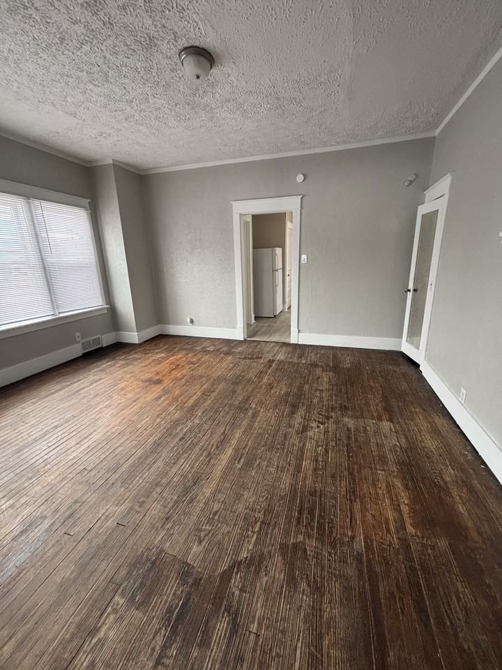 1032 Allen St - Photo 5 of 14