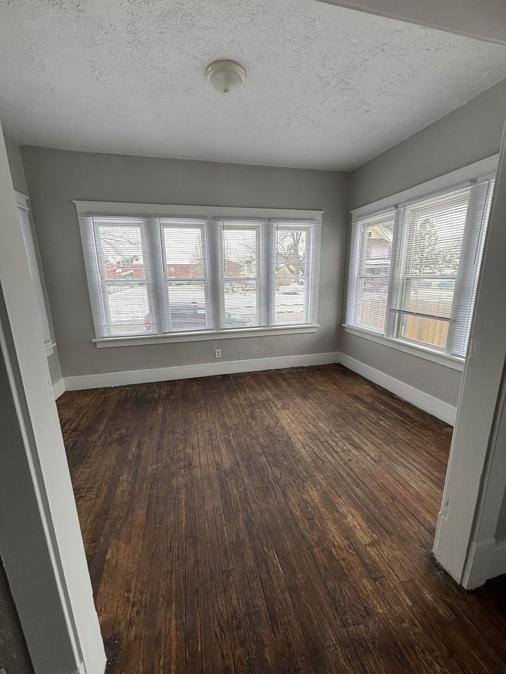 1032 Allen St - Photo 6 of 14