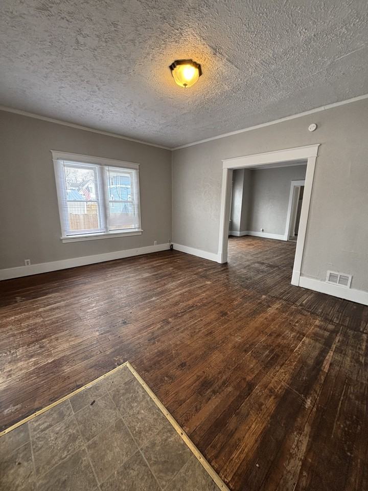 1032 Allen St - Photo 7 of 14