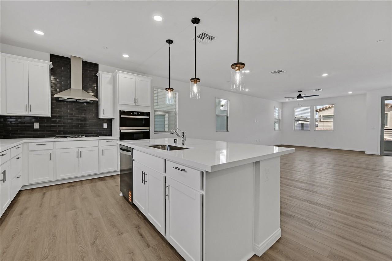 1520 Little Penguin St - Photo 7 of 34