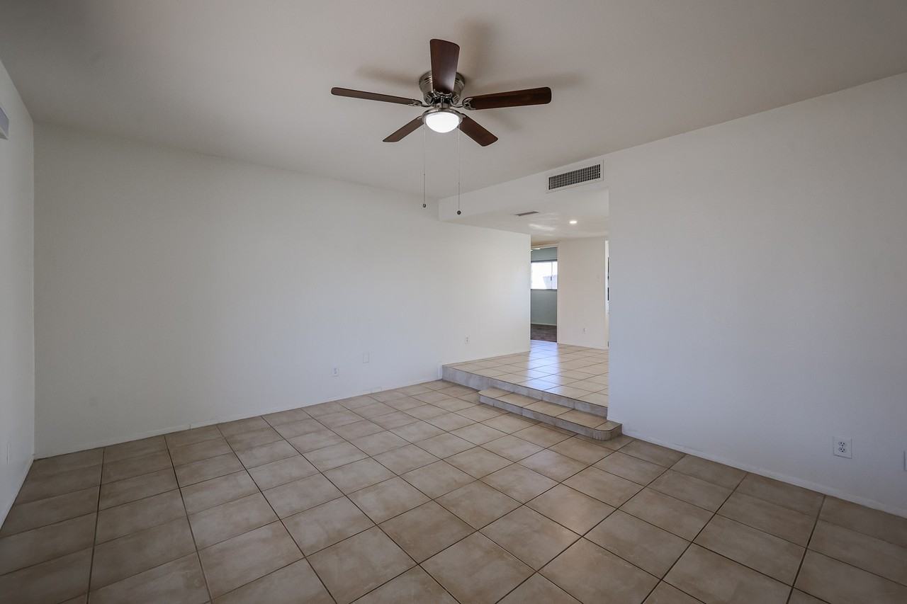 5214 W Redfield Rd - Photo 6 of 34