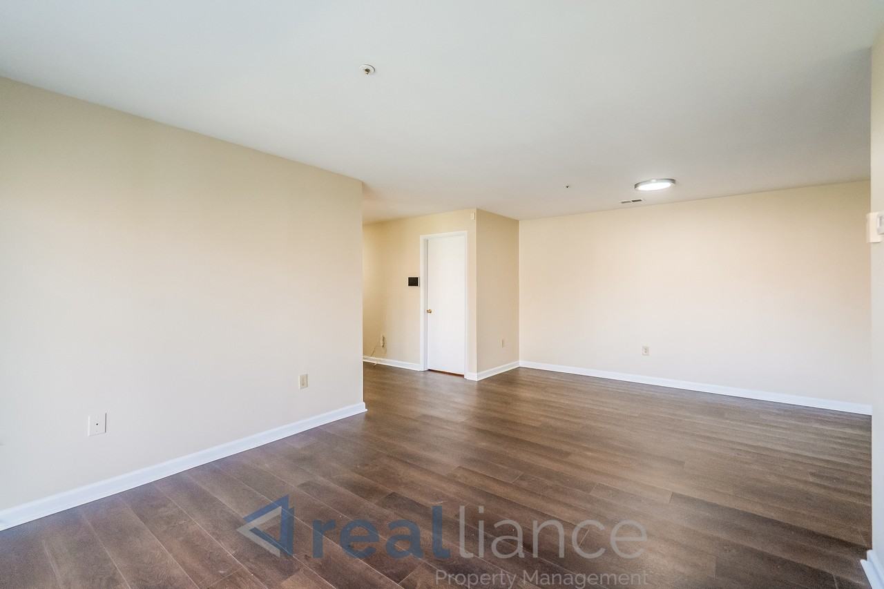 8701 Grasmere Ct - Photo 5 of 16