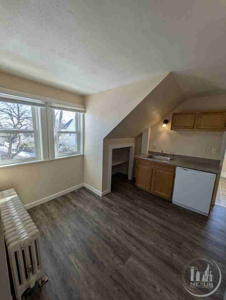 272A Nahatan St - Photo 2 of 21