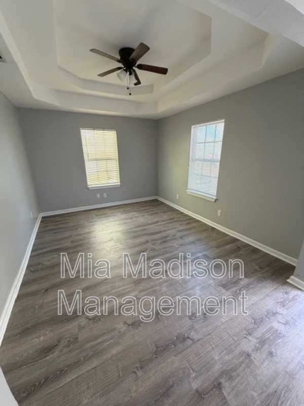 319 W 31st St - Photo 4 of 12