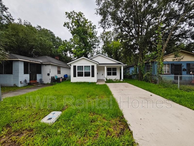 1740 W 9th St - Photo 2 of 13