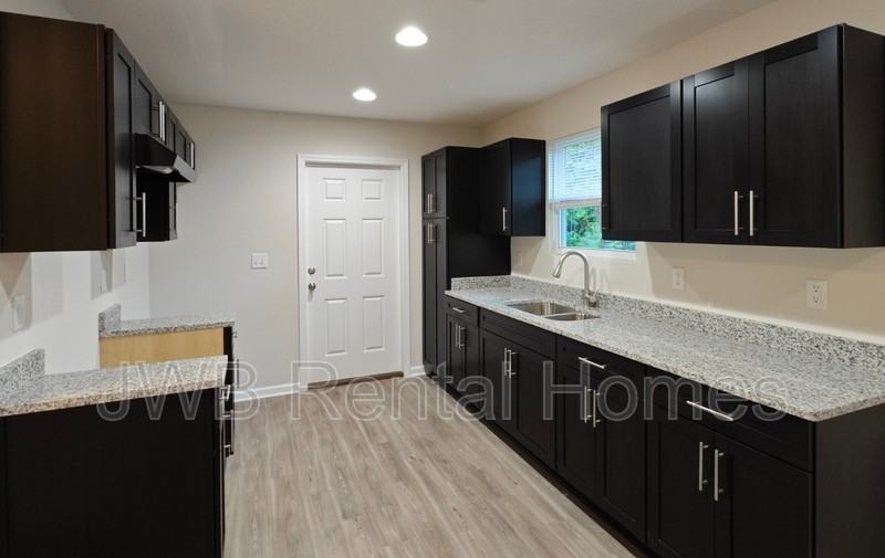 1740 W 9th St - Photo 3 of 13