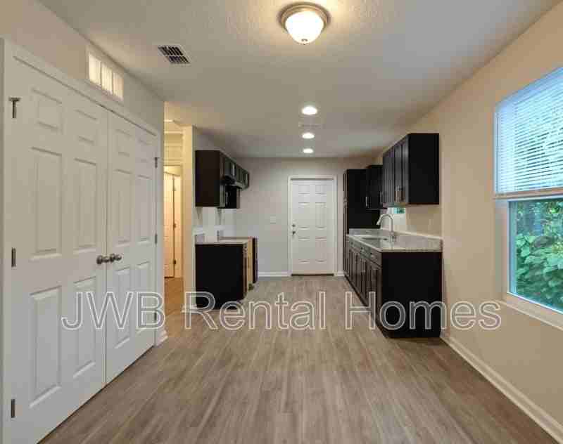 1740 W 9th St - Photo 5 of 13