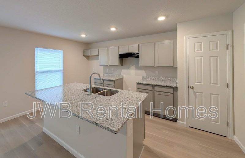 1667 Helena St - Photo 4 of 19