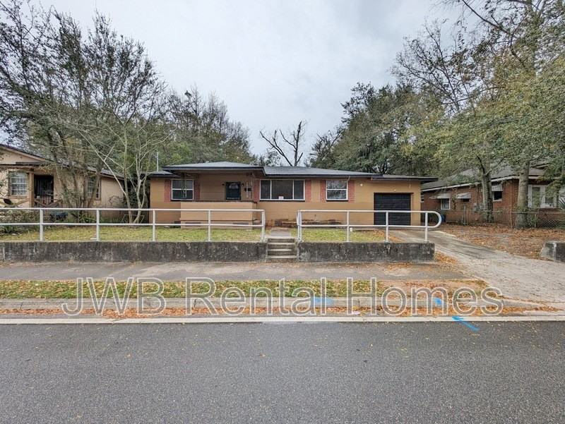 1864 W 13th St - Photo 2 of 12