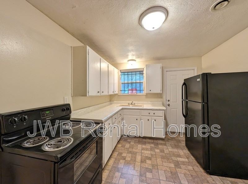 1864 W 13th St - Photo 3 of 12