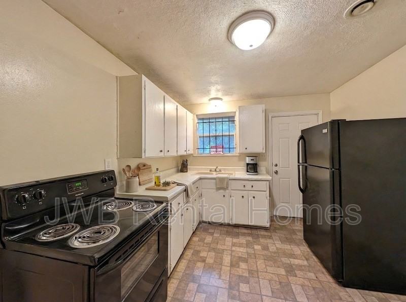 1864 W 13th St - Photo 4 of 12