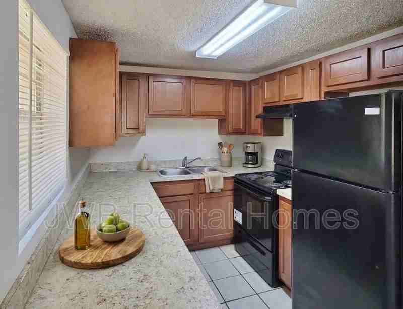 7833 Eaton Ave - Photo 4 of 13