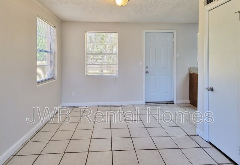 7833 Eaton Ave - Photo 5 of 13