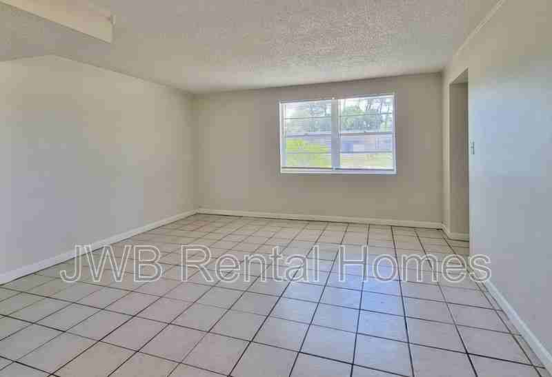 7833 Eaton Ave - Photo 7 of 13