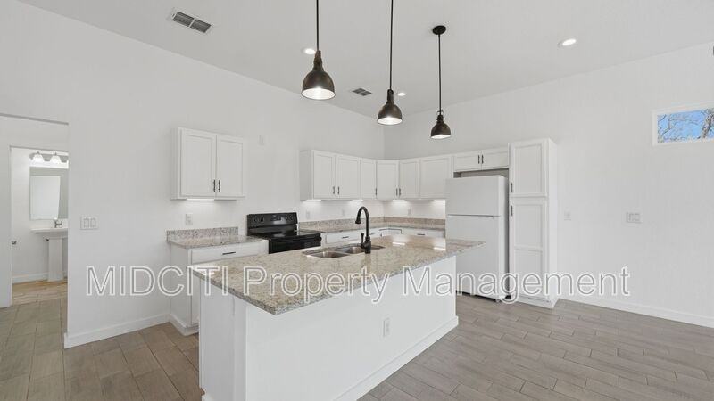 895 E Mather St - Photo 4 of 32