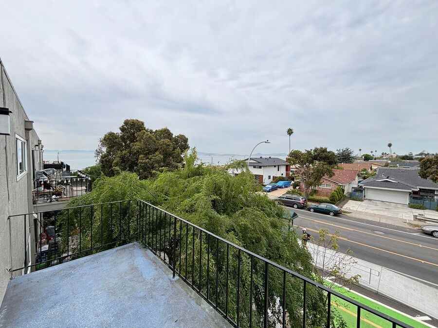 1701 Shoreline Drive - Photo 5 of 26