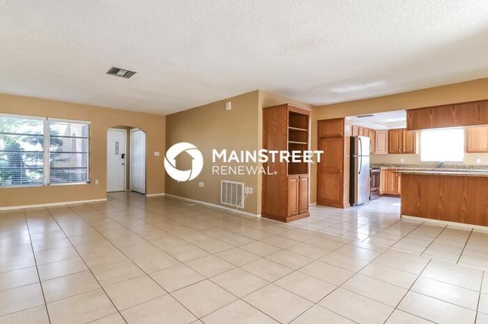 8207 Dedham Dr - Photo 3 of 16