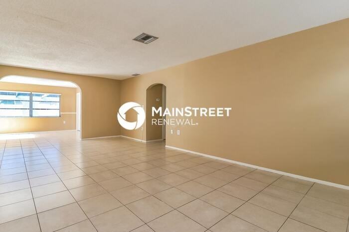 8207 Dedham Dr - Photo 4 of 16