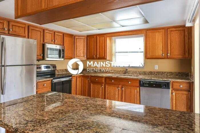 8207 Dedham Dr - Photo 6 of 16