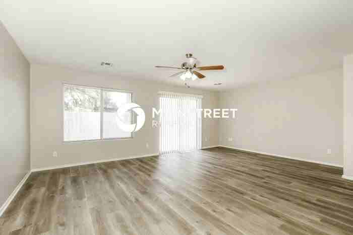 2612 E Paradise Ln - Photo 4 of 16