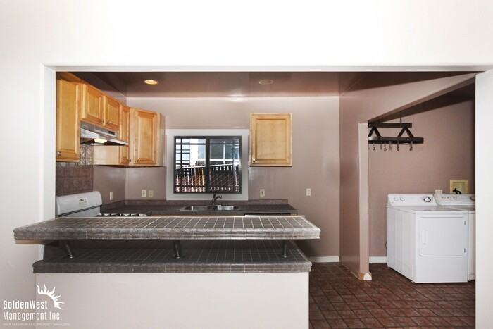 138 Douglas St - Photo 4 of 20