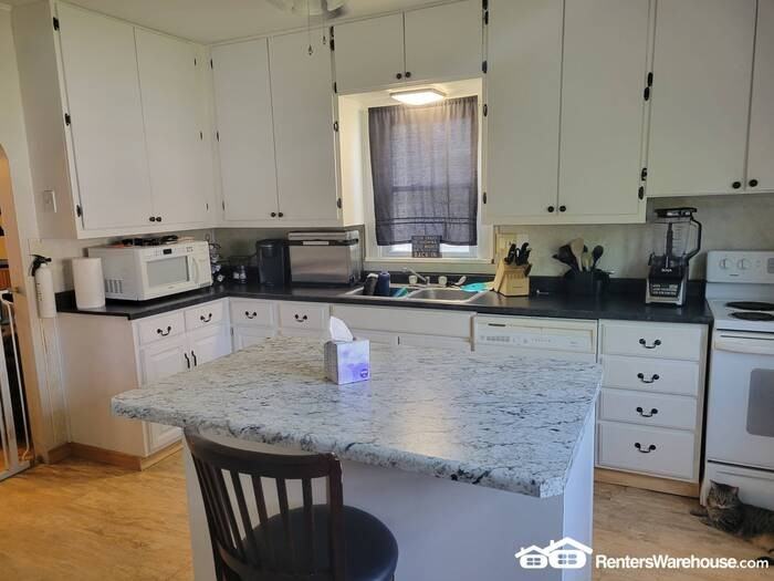 444 23rd Ave N - Photo 5 of 20