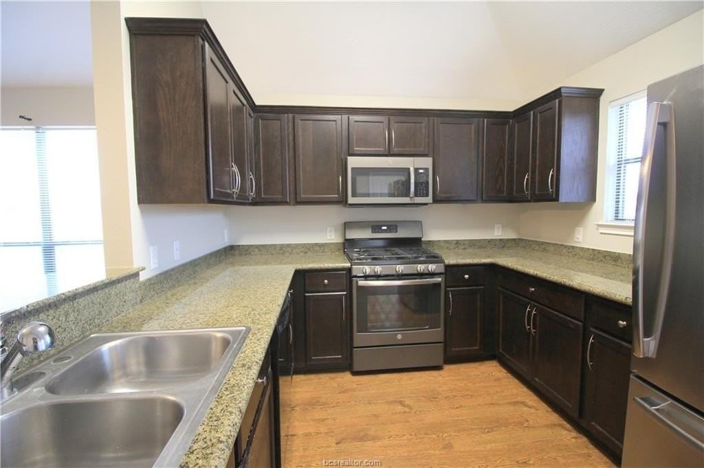 2010 Turning Leaf Dr - Photo 5 of 20