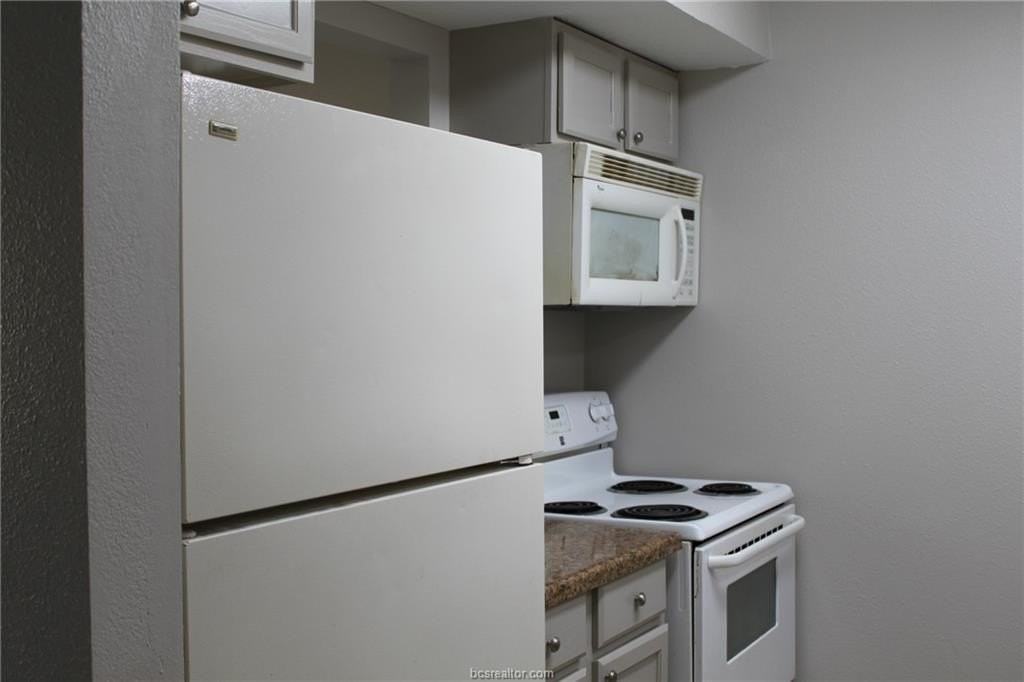 2403 Bosque Dr Apt B - Photo 5 of 25