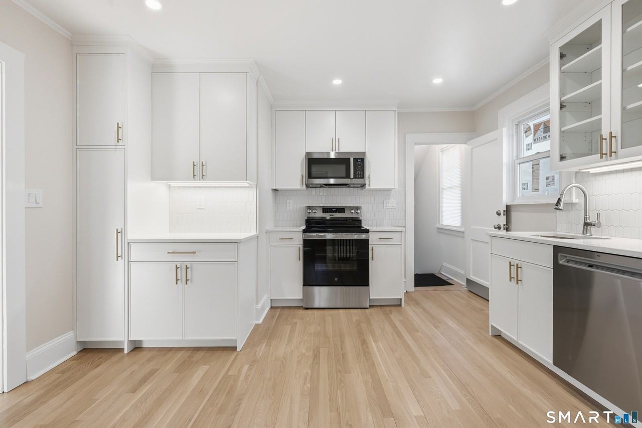 44 Lorraine Ter Unit 2 - Photo 5 of 16