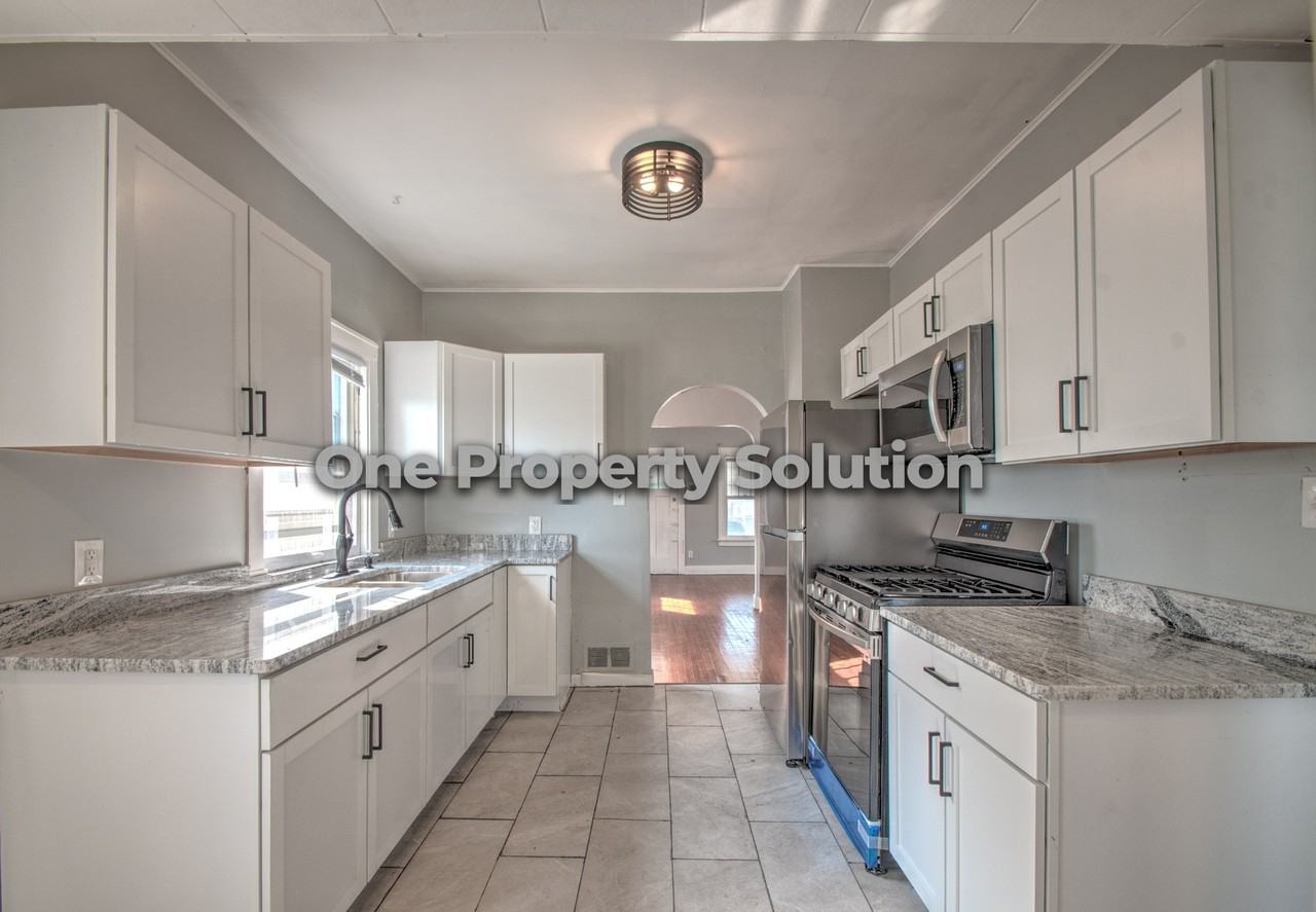 407 Kenwood St #1 - Photo 4 of 23