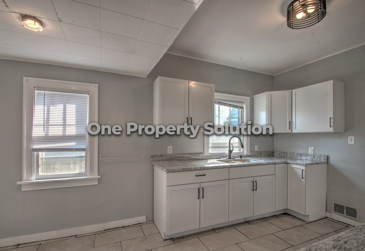 407 Kenwood St #1 - Photo 5 of 23