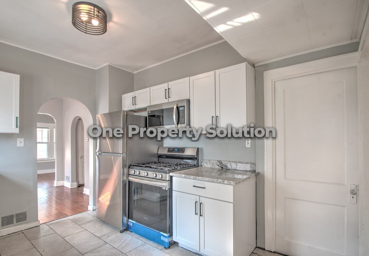 407 Kenwood St #1 - Photo 6 of 23