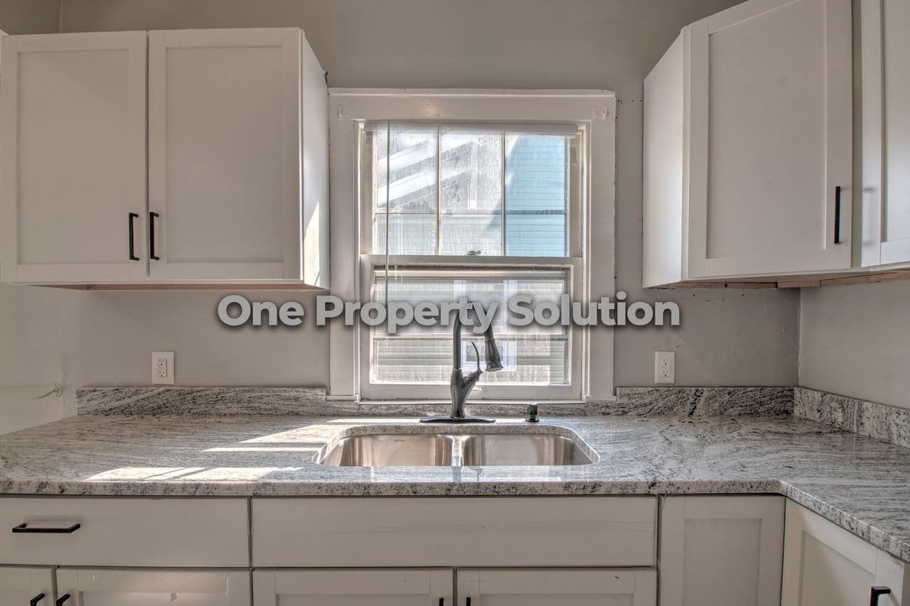 407 Kenwood St #1 - Photo 7 of 23