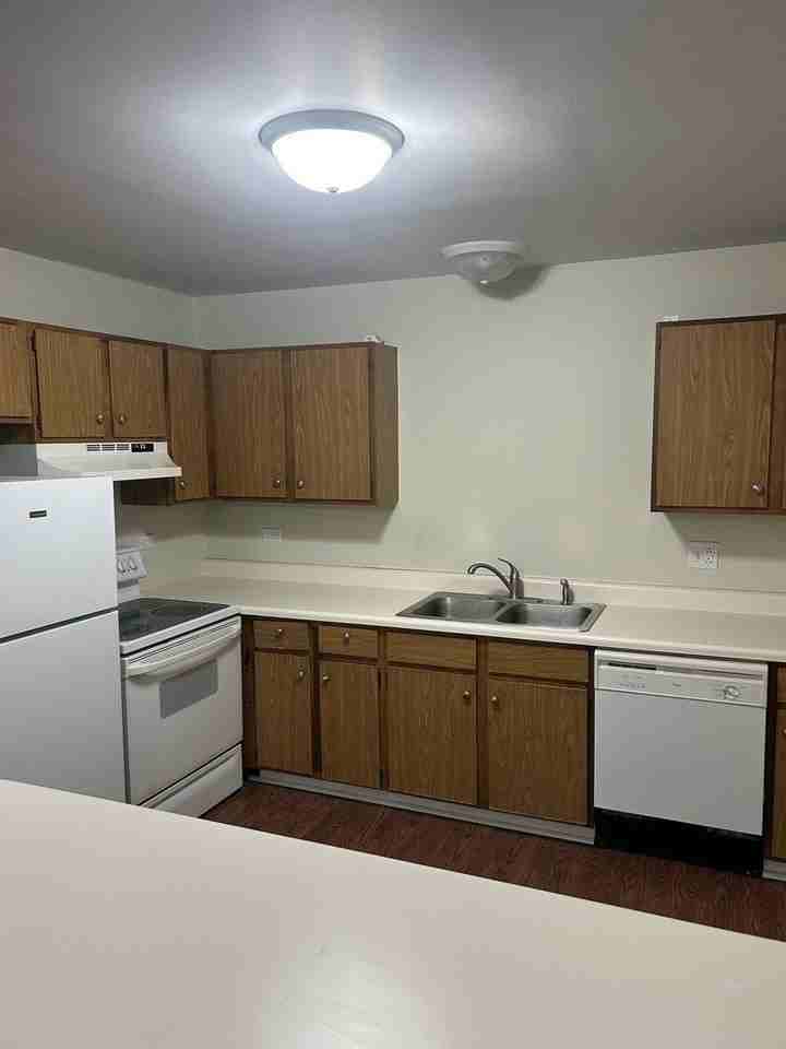 330 Shorewood Dr Apt 3b - Photo 2 of 8