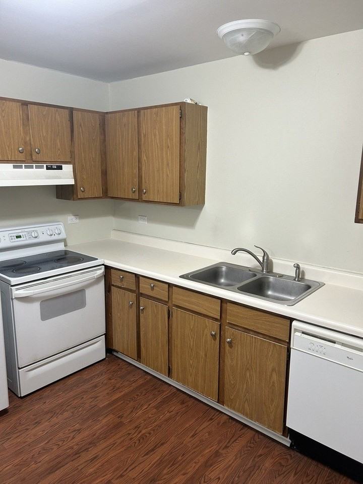 330 Shorewood Dr Apt 3b - Photo 7 of 8