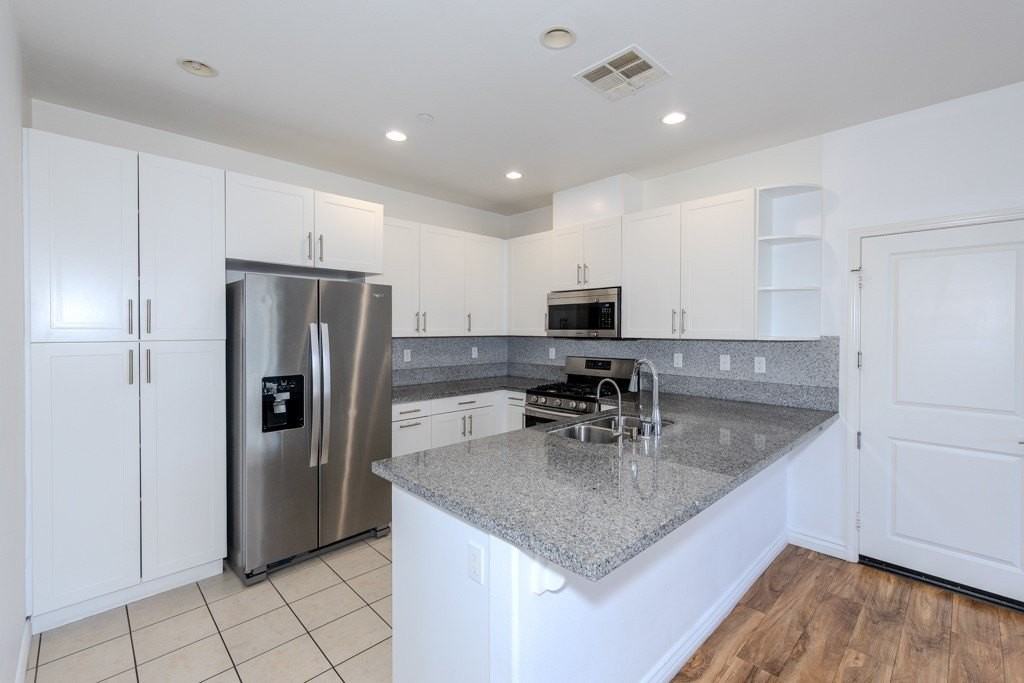 678 Americana Dr - Photo 2 of 40