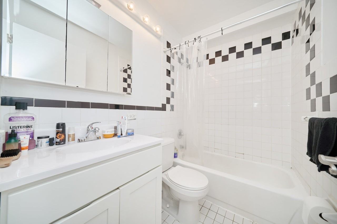 337 W 43rd St #2D - Photo 5 of 9