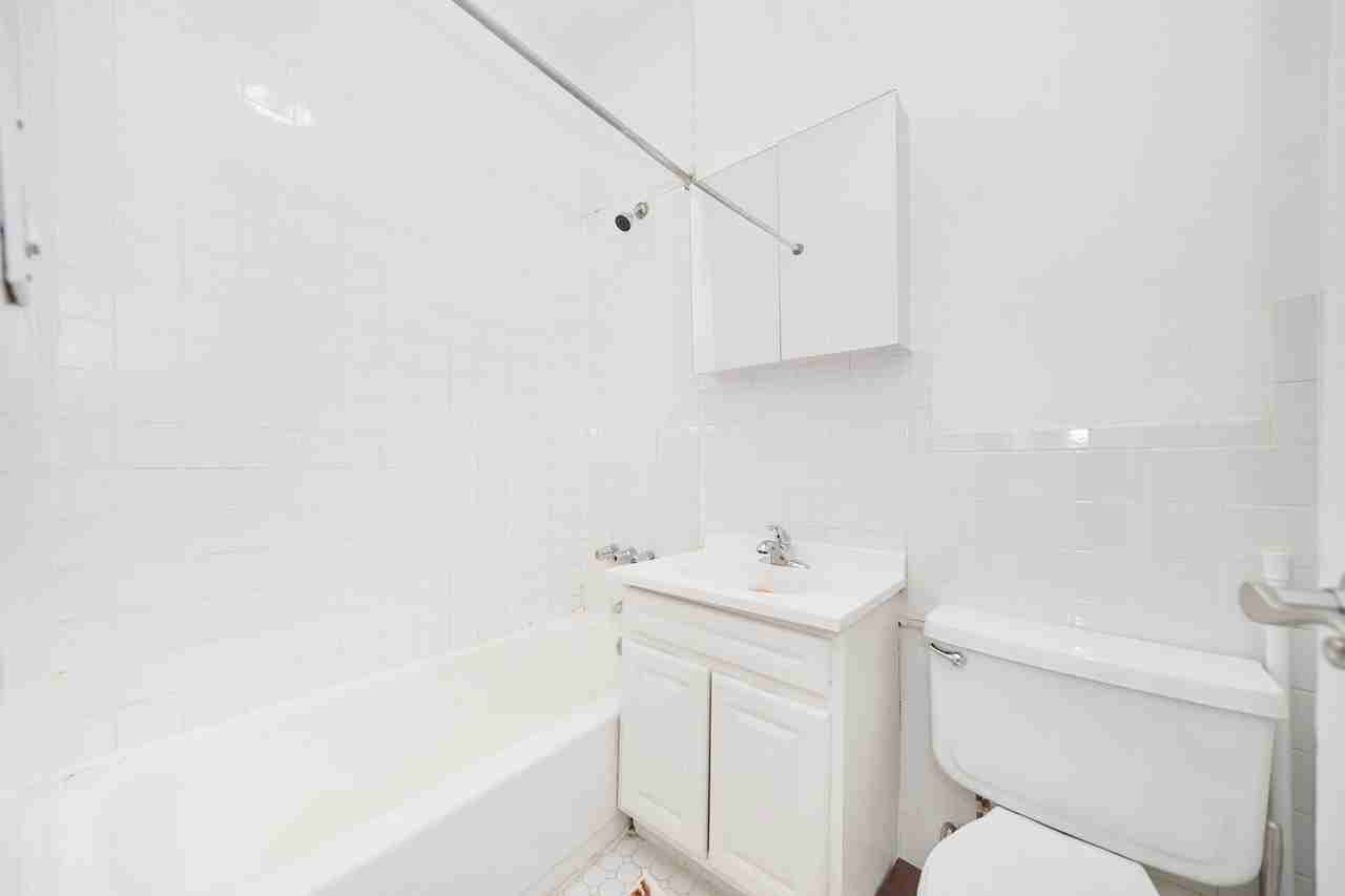 331 W 43rd St #5B - Photo 4 of 6