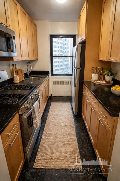 E 55th St #7H - Photo 3 of 4