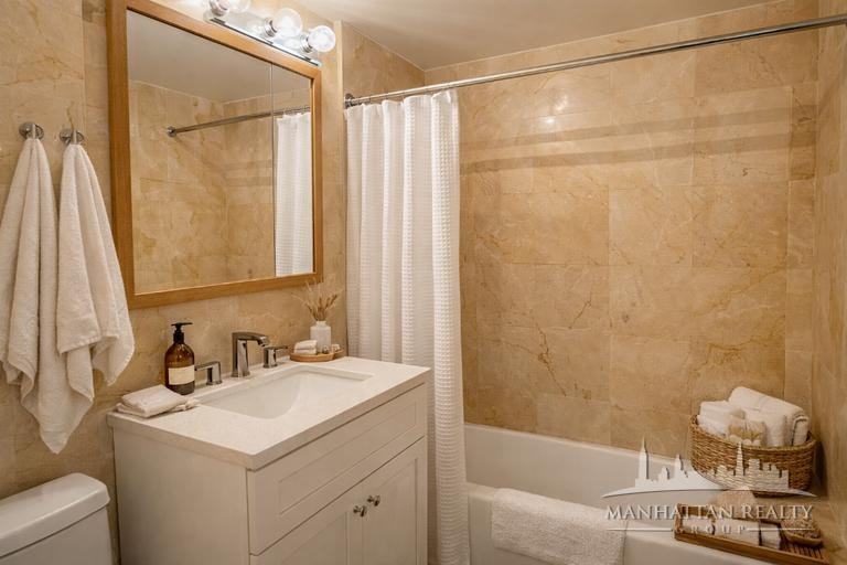 E 55th St #7H - Photo 4 of 4