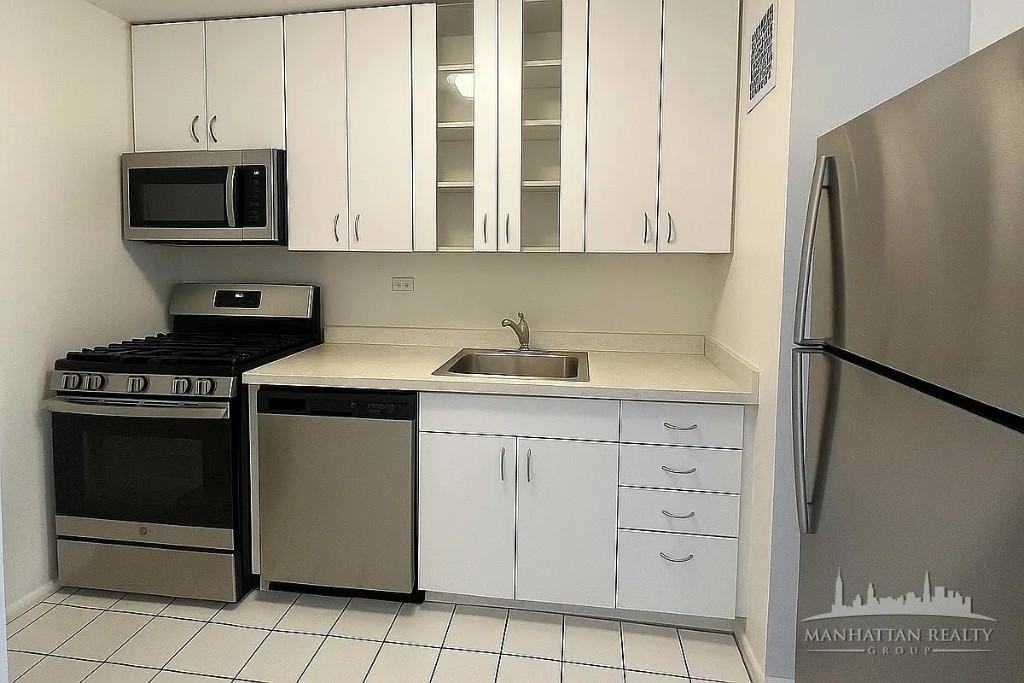 E 49th St #8H - Photo 4 of 5