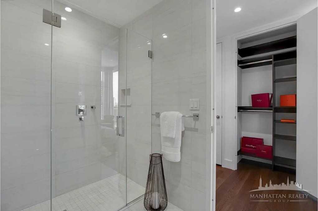 E 44th St #16L - Photo 3 of 7