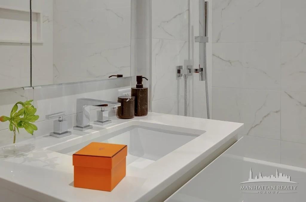 E 44th St #16L - Photo 4 of 7